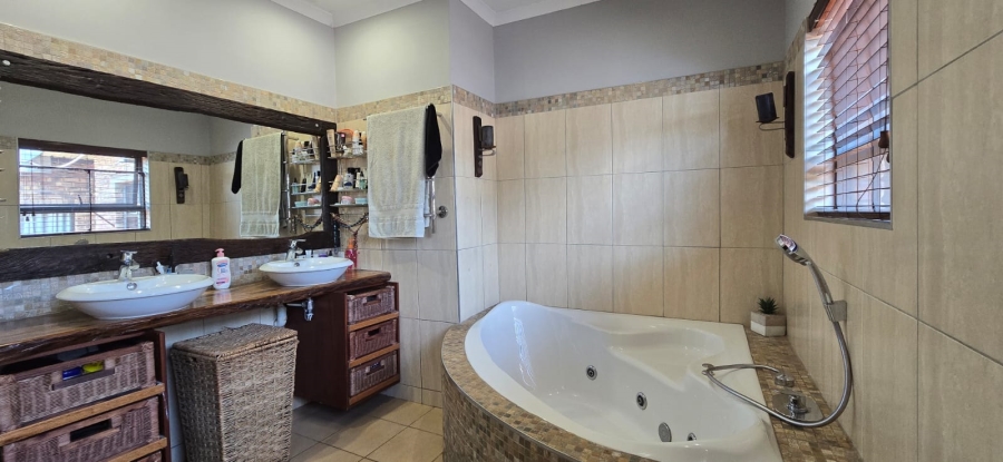 5 Bedroom Property for Sale in Clubview Gauteng
