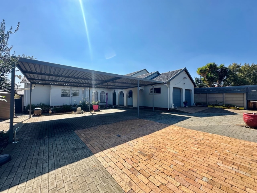 6 Bedroom Property for Sale in Brackenhurst Gauteng