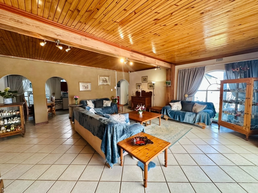 6 Bedroom Property for Sale in Brackenhurst Gauteng