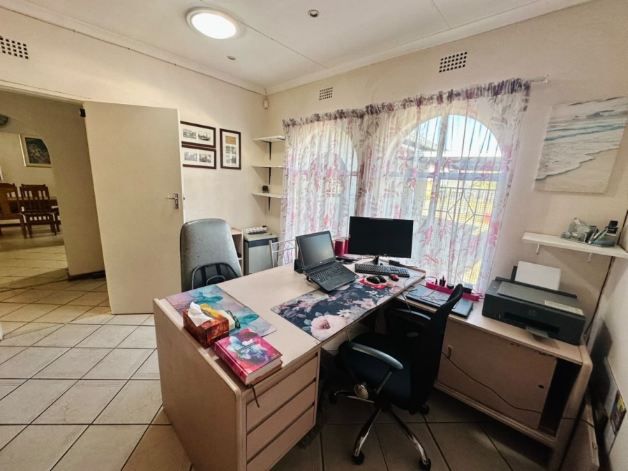 6 Bedroom Property for Sale in Brackenhurst Gauteng
