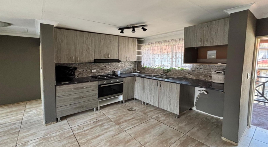1 Bedroom Property for Sale in Glen Marais Gauteng