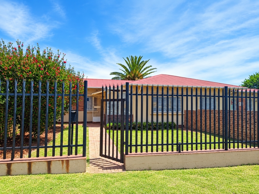 1 Bedroom Property for Sale in Crown Gardens Gauteng