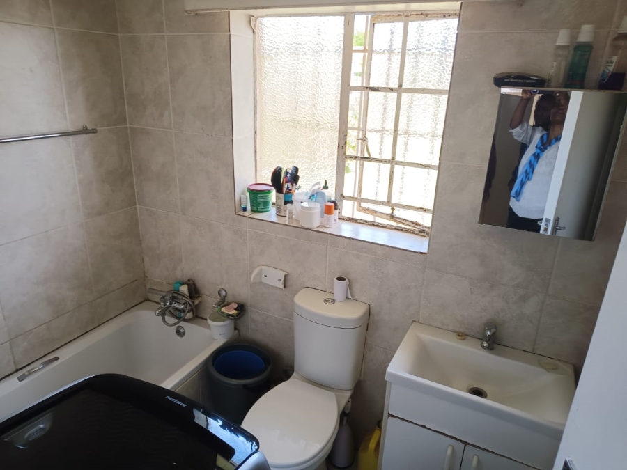 1 Bedroom Property for Sale in Crown Gardens Gauteng