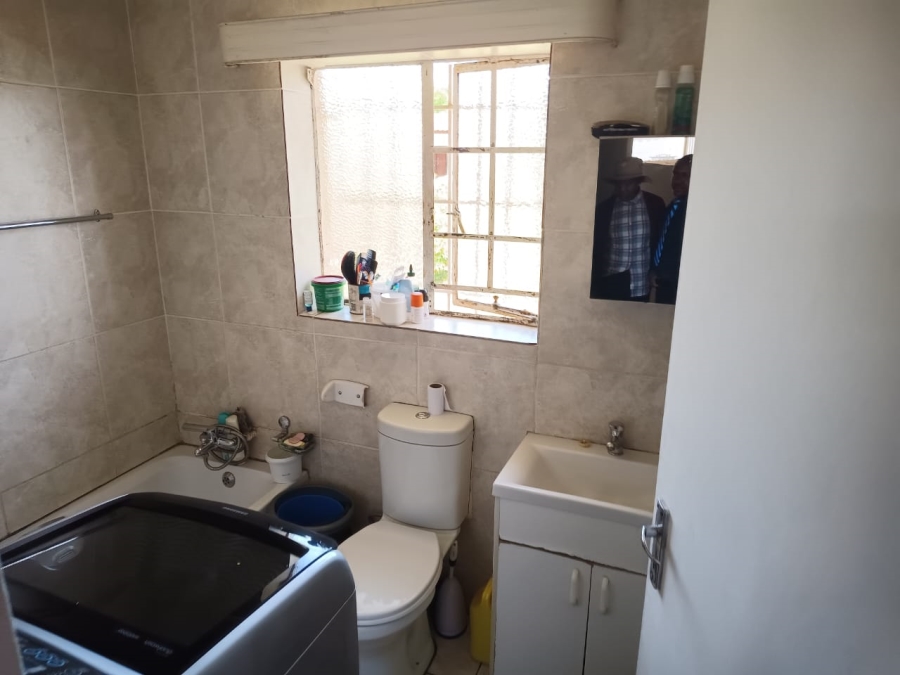 1 Bedroom Property for Sale in Crown Gardens Gauteng