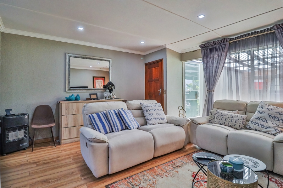 2 Bedroom Property for Sale in Magaliessig Gauteng