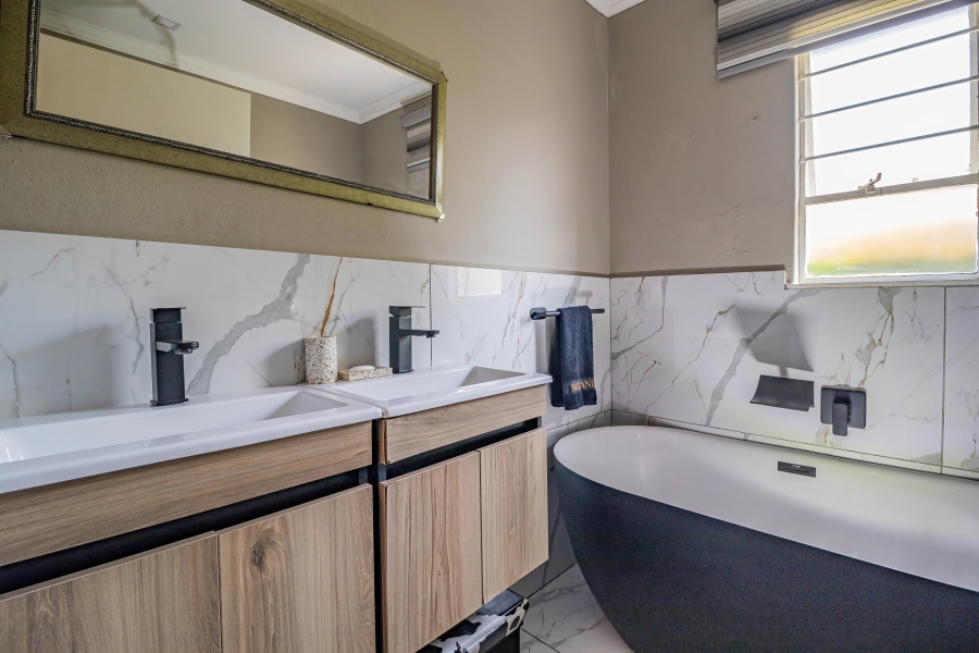 2 Bedroom Property for Sale in Magaliessig Gauteng