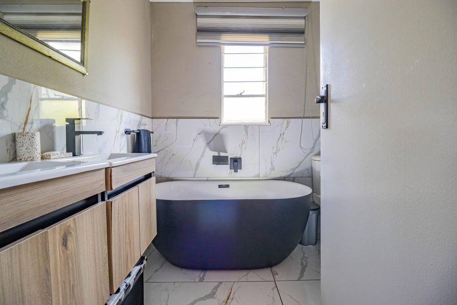 2 Bedroom Property for Sale in Magaliessig Gauteng