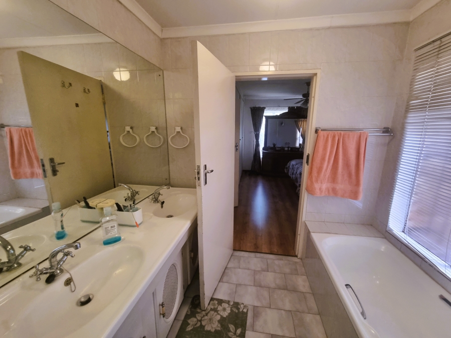 3 Bedroom Property for Sale in Die Wilgers Gauteng