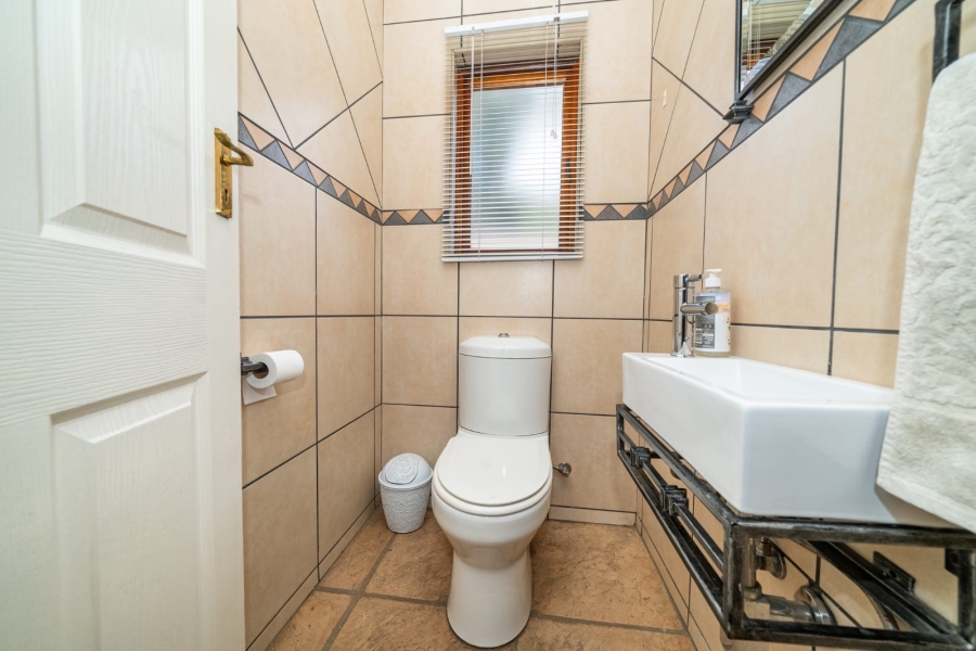 To Let 4 Bedroom Property for Rent in Sonneveld Gauteng