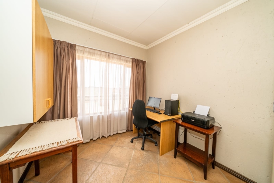 To Let 4 Bedroom Property for Rent in Sonneveld Gauteng