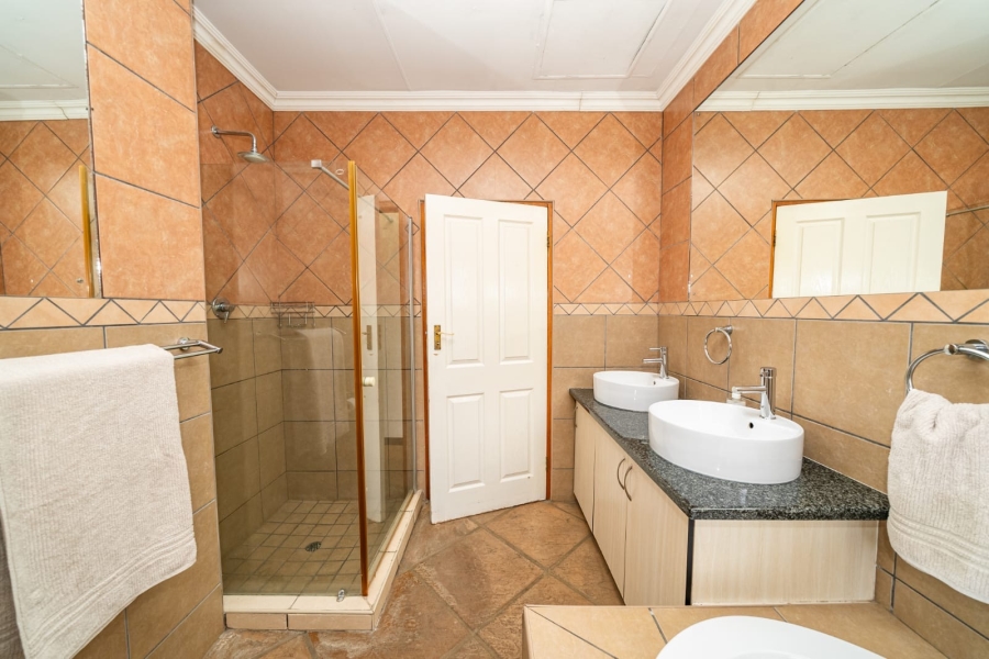 To Let 4 Bedroom Property for Rent in Sonneveld Gauteng