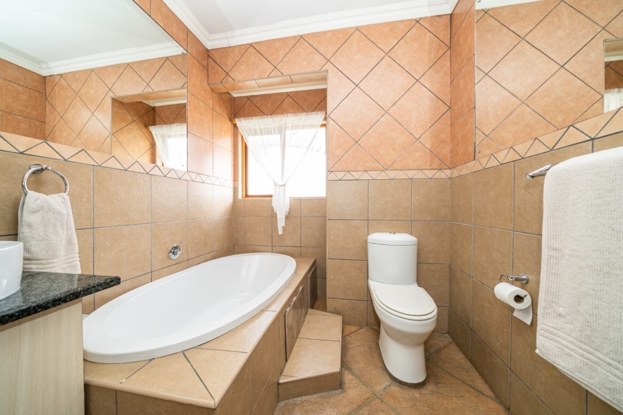 To Let 4 Bedroom Property for Rent in Sonneveld Gauteng