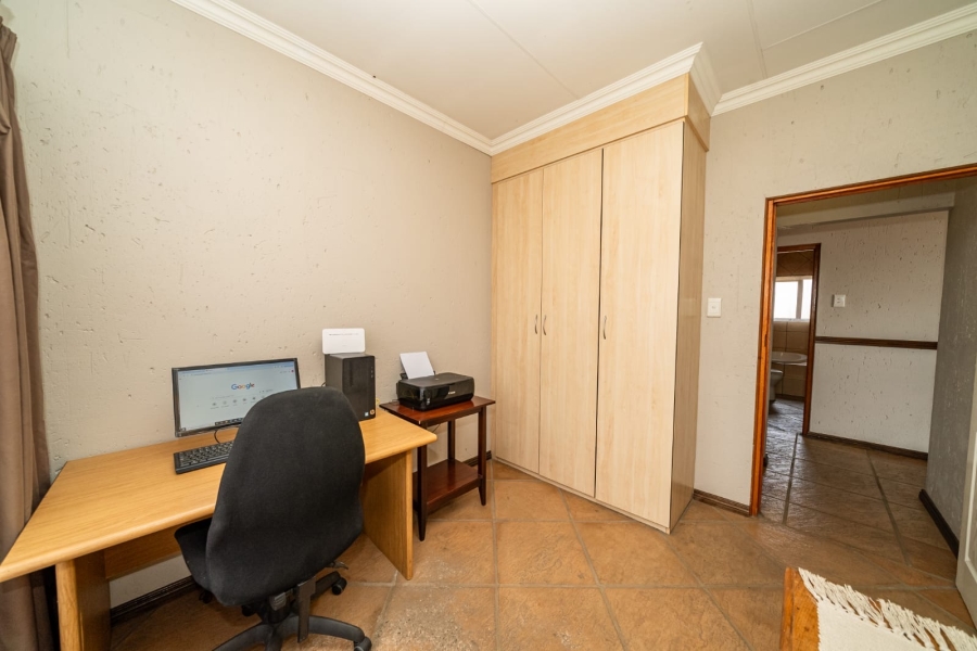 To Let 4 Bedroom Property for Rent in Sonneveld Gauteng