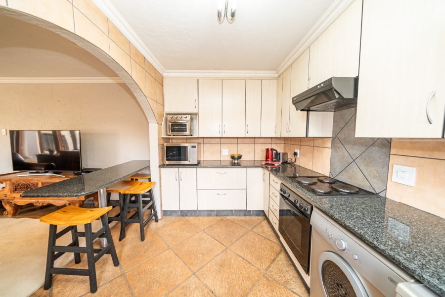 To Let 4 Bedroom Property for Rent in Sonneveld Gauteng