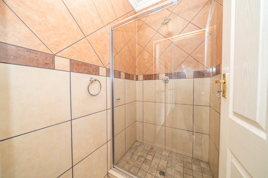 To Let 4 Bedroom Property for Rent in Sonneveld Gauteng