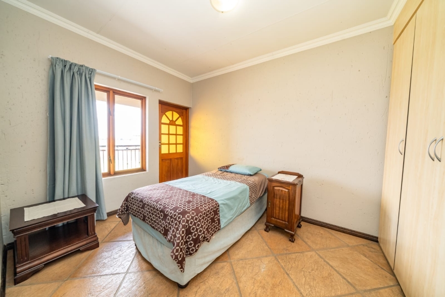 To Let 4 Bedroom Property for Rent in Sonneveld Gauteng