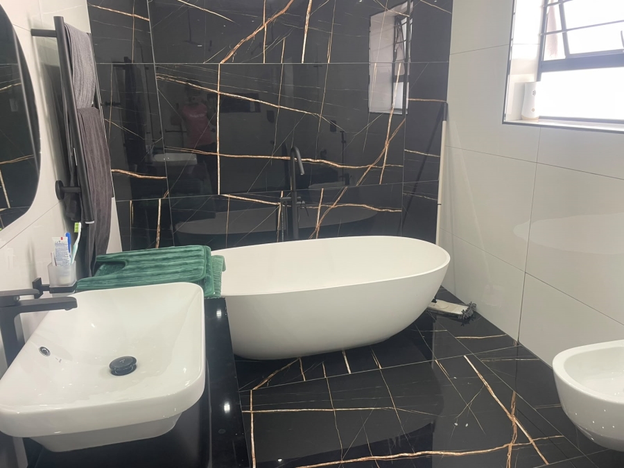 5 Bedroom Property for Sale in Marlboro Gardens Gauteng