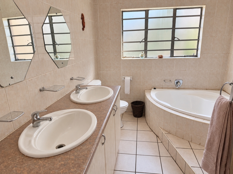 4 Bedroom Property for Sale in Waverley Gauteng
