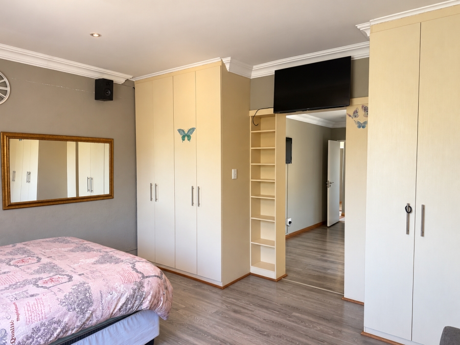 4 Bedroom Property for Sale in Waverley Gauteng