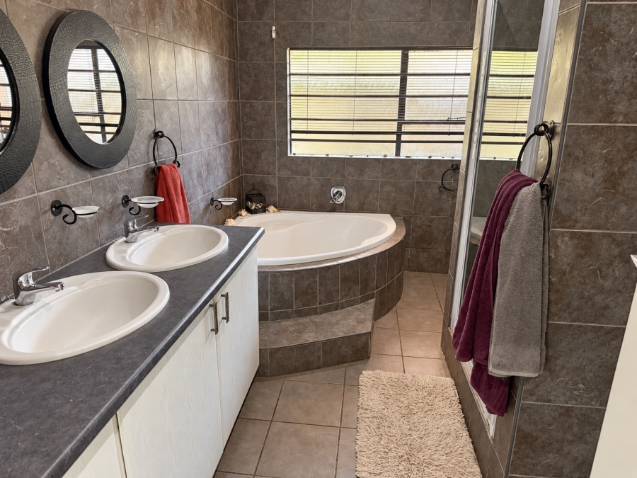 4 Bedroom Property for Sale in Waverley Gauteng