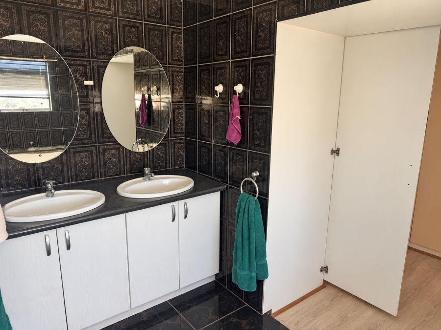 4 Bedroom Property for Sale in Waverley Gauteng