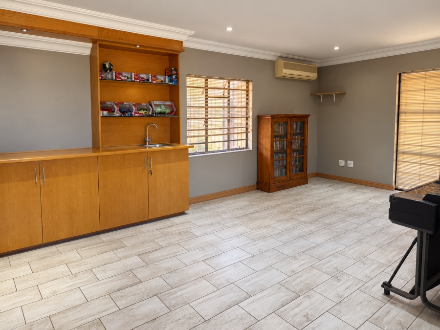 4 Bedroom Property for Sale in Waverley Gauteng