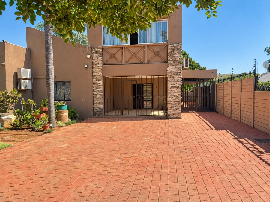 4 Bedroom Property for Sale in Waverley Gauteng