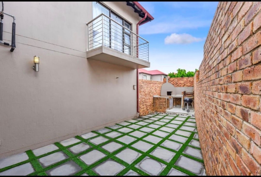 4 Bedroom Property for Sale in Broadacres Gauteng
