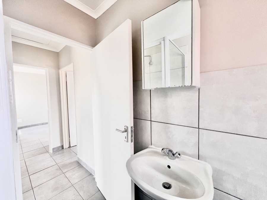 2 Bedroom Property for Sale in Grand Central Gauteng