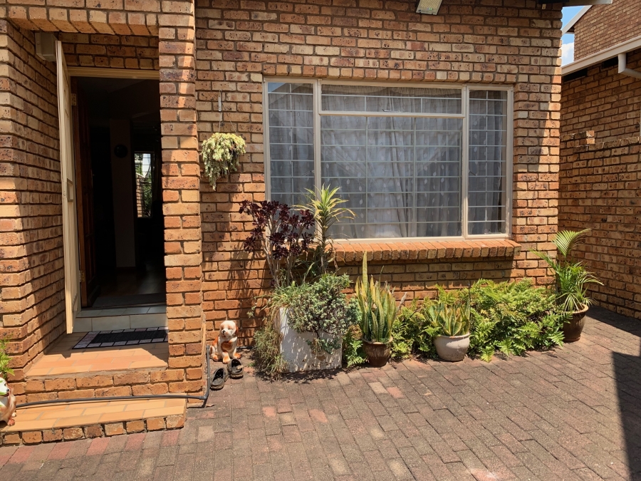 3 Bedroom Property for Sale in Die Wilgers Gauteng