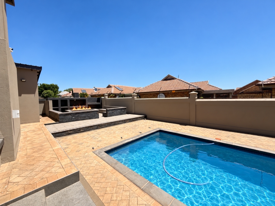 To Let 6 Bedroom Property for Rent in Zambezi Country Estate Gauteng