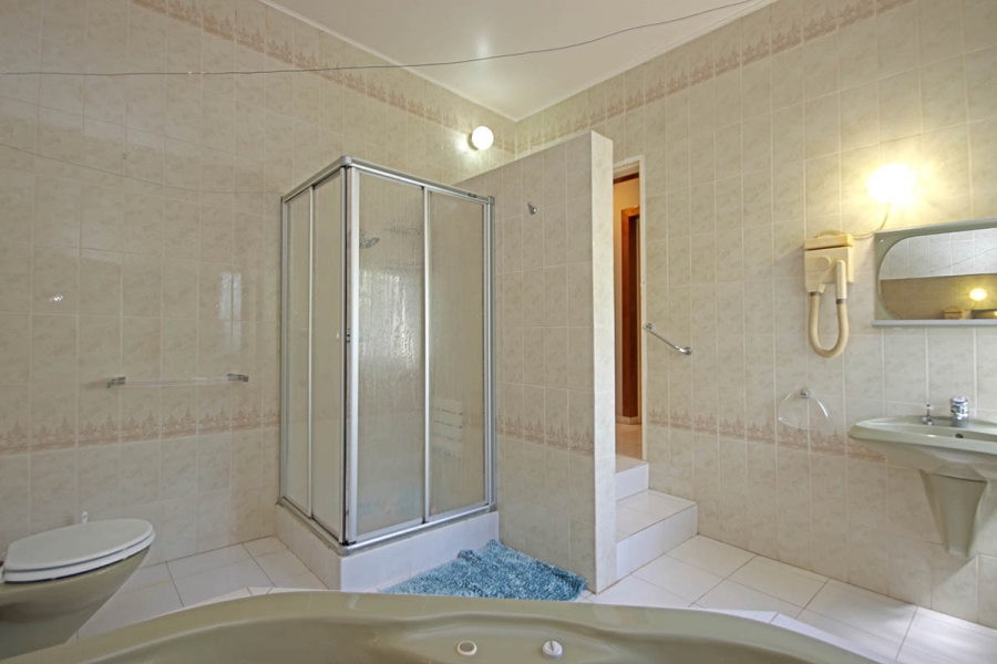 6 Bedroom Property for Sale in Blairgowrie Gauteng
