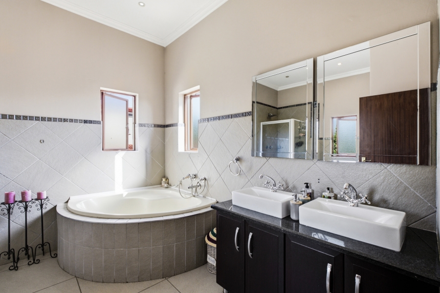 4 Bedroom Property for Sale in Broadacres Gauteng