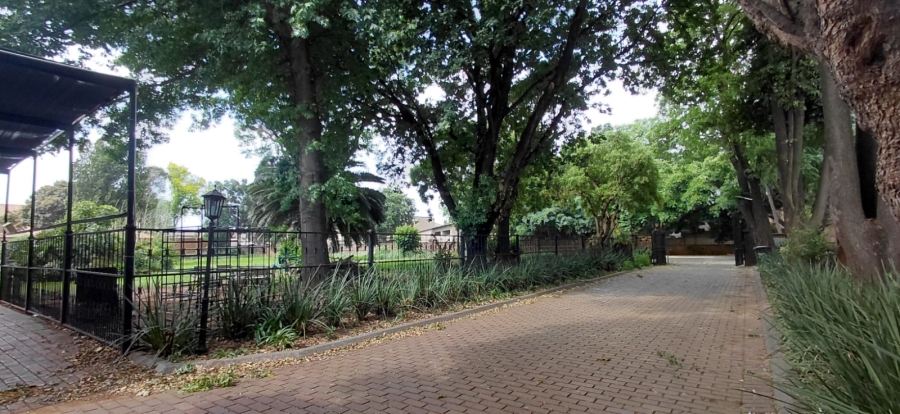 To Let 5 Bedroom Property for Rent in Lakefield Gauteng