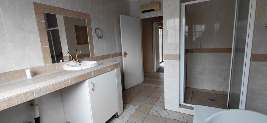To Let 5 Bedroom Property for Rent in Lakefield Gauteng