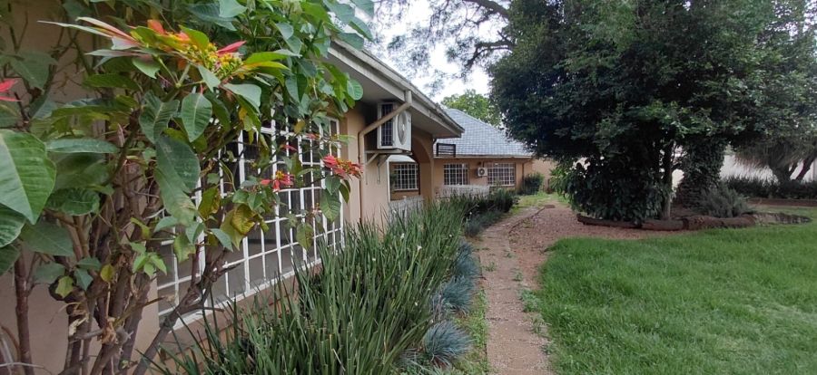 To Let 5 Bedroom Property for Rent in Lakefield Gauteng