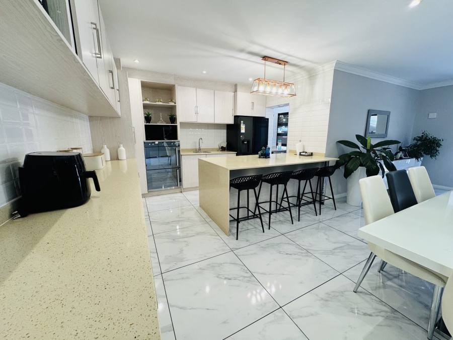 4 Bedroom Property for Sale in Maroeladal Gauteng