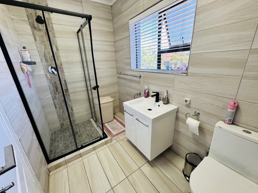 4 Bedroom Property for Sale in Maroeladal Gauteng