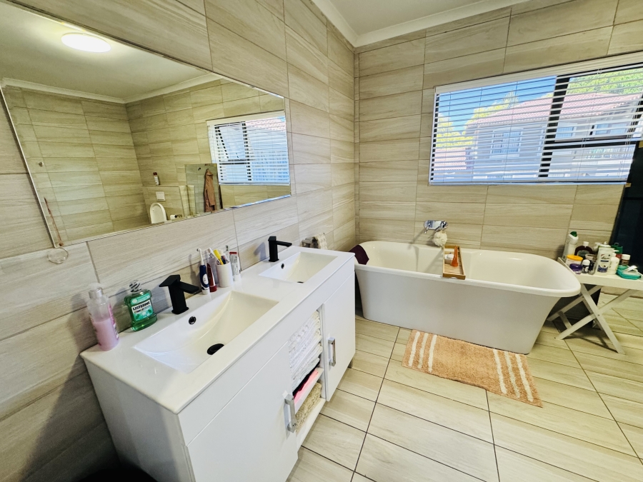 4 Bedroom Property for Sale in Maroeladal Gauteng