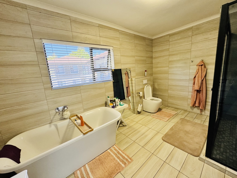 4 Bedroom Property for Sale in Maroeladal Gauteng