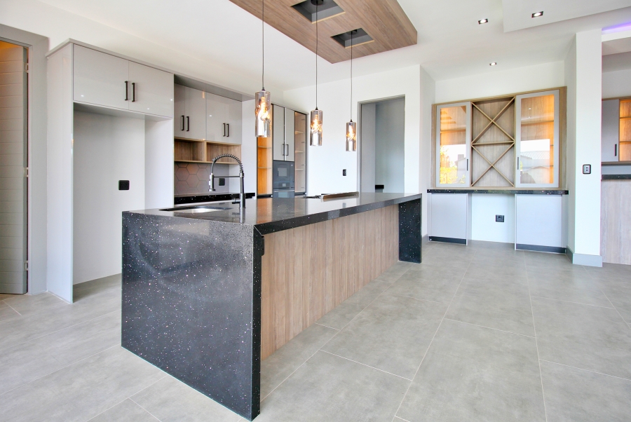 5 Bedroom Property for Sale in Waterfall Country Estate Gauteng