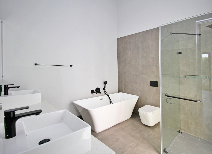 5 Bedroom Property for Sale in Waterfall Country Estate Gauteng