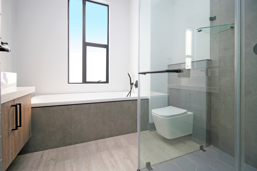 5 Bedroom Property for Sale in Waterfall Country Estate Gauteng