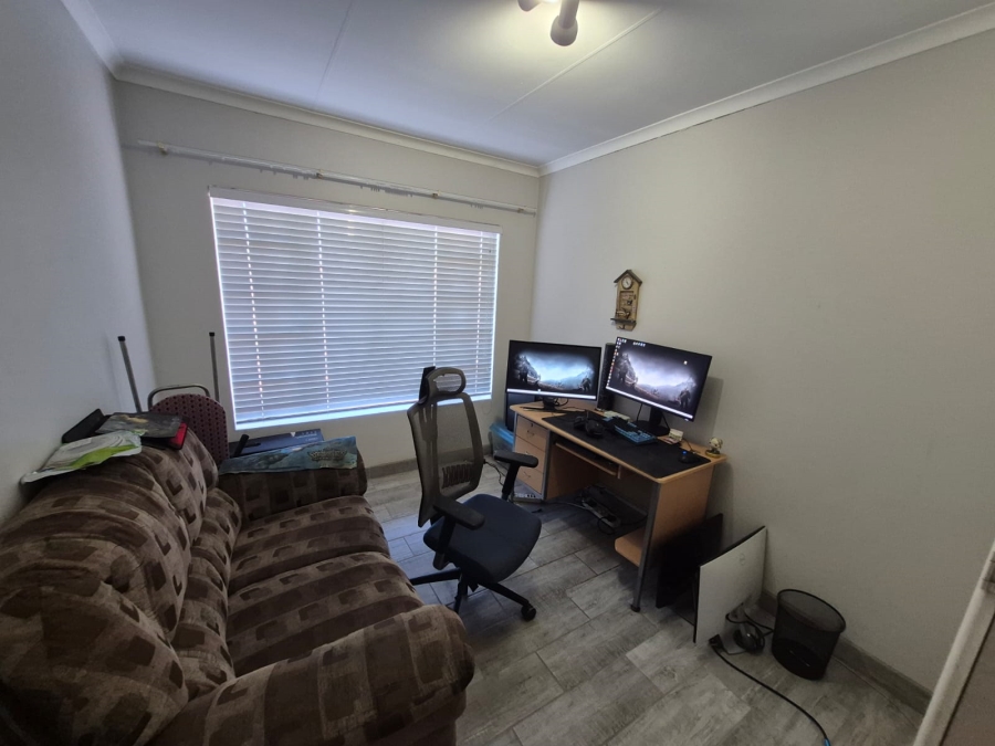 2 Bedroom Property for Sale in Faerie Glen Gauteng