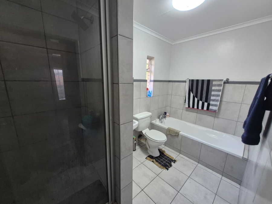 2 Bedroom Property for Sale in Faerie Glen Gauteng