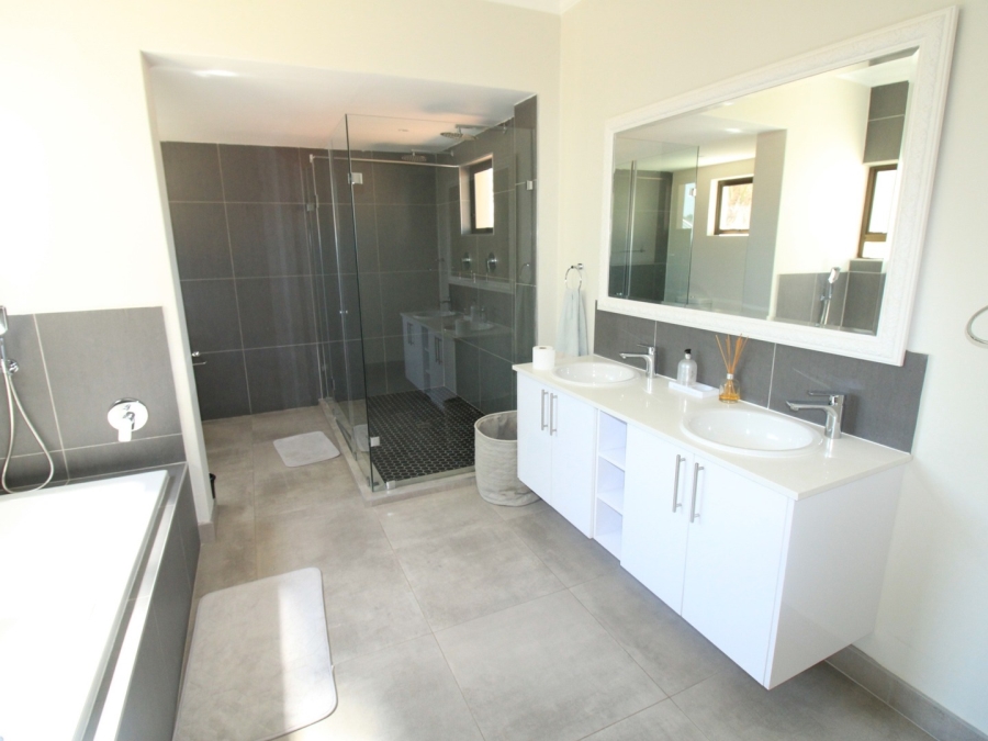 To Let 5 Bedroom Property for Rent in Dainfern Golf Estate Gauteng
