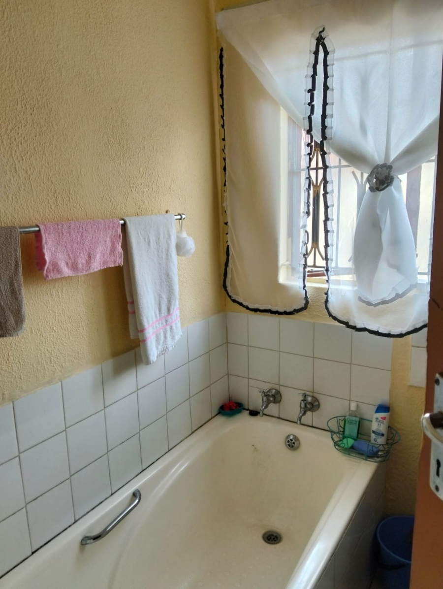 To Let 2 Bedroom Property for Rent in Cloverdene Gauteng