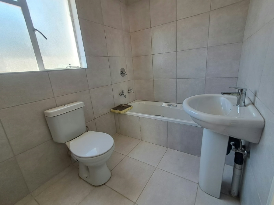 To Let 1 Bedroom Property for Rent in Fontainebleau Gauteng