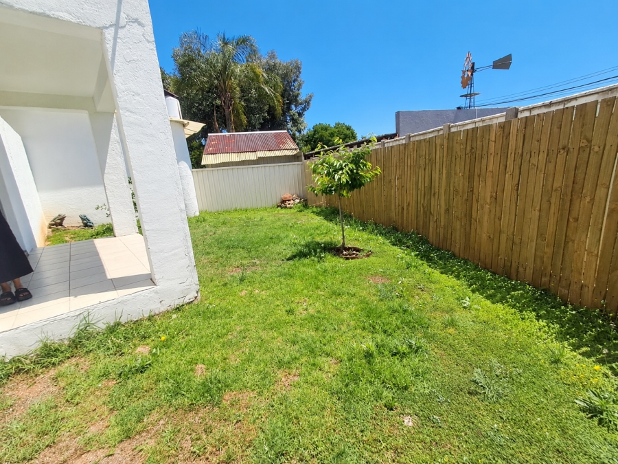 To Let 1 Bedroom Property for Rent in Fontainebleau Gauteng