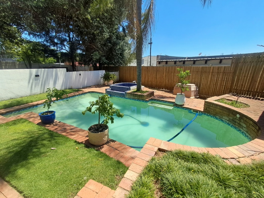 To Let 1 Bedroom Property for Rent in Fontainebleau Gauteng